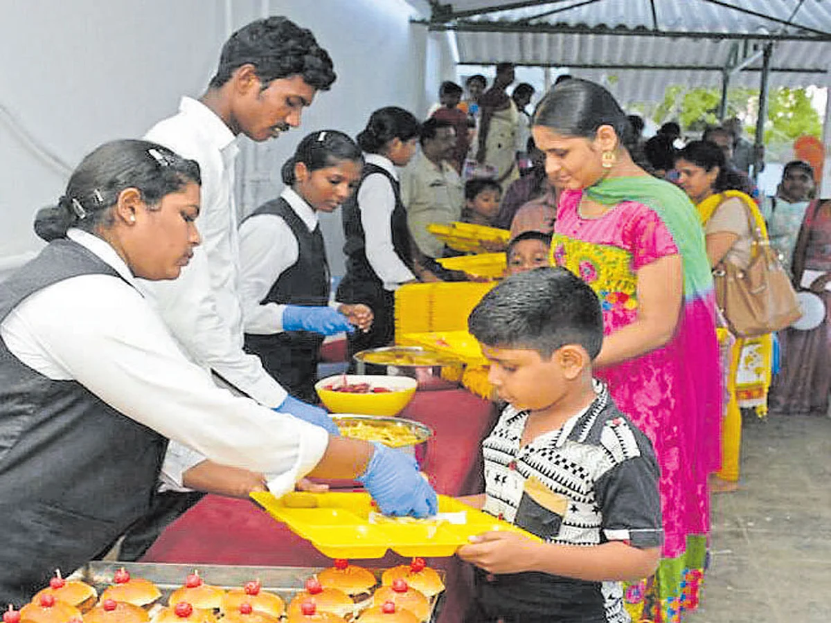 கோயில் பிரசாதமாக பர்கர், சாண்ட்விச்: விநோத உணவால் விபரீதம்!