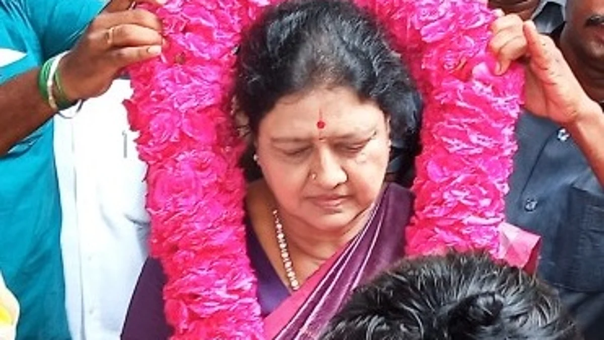 ஓபிஎஸ் மகனுக்கு ஆதரவு... ஈபிஎஸ்-க்கு எதிராக கொந்தளிப்பு: சசிகலா திடீர் பாய்ச்சலுக்கு என்ன காரணம்?
