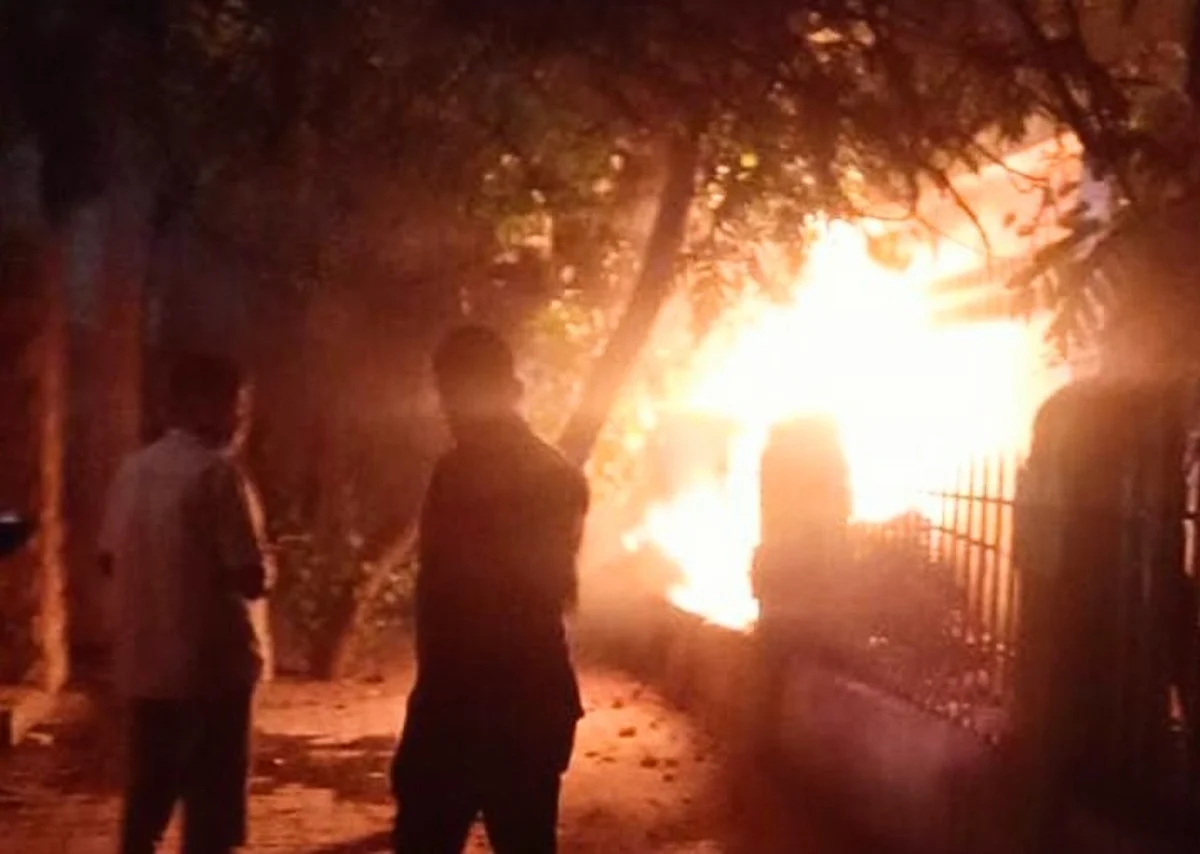 மருத்துவமனை அருகே எரியும் தீ.