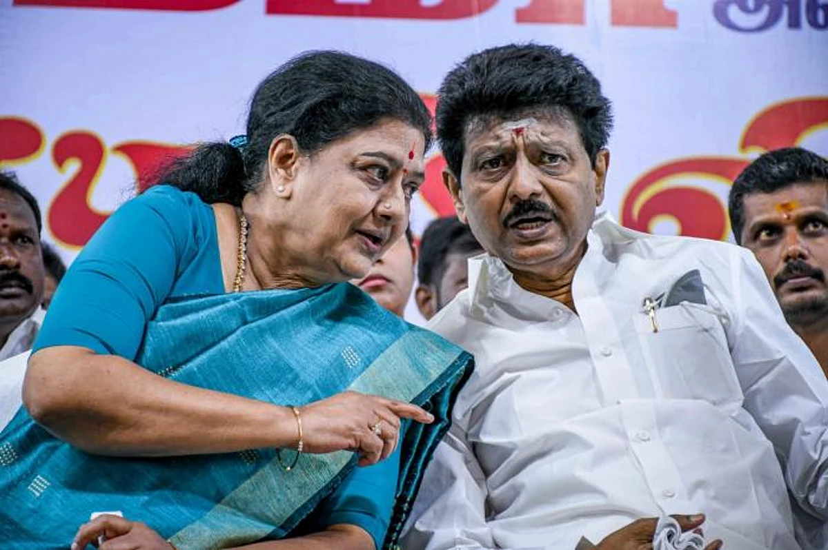 சசிகலாவுடன் திவாகரன்