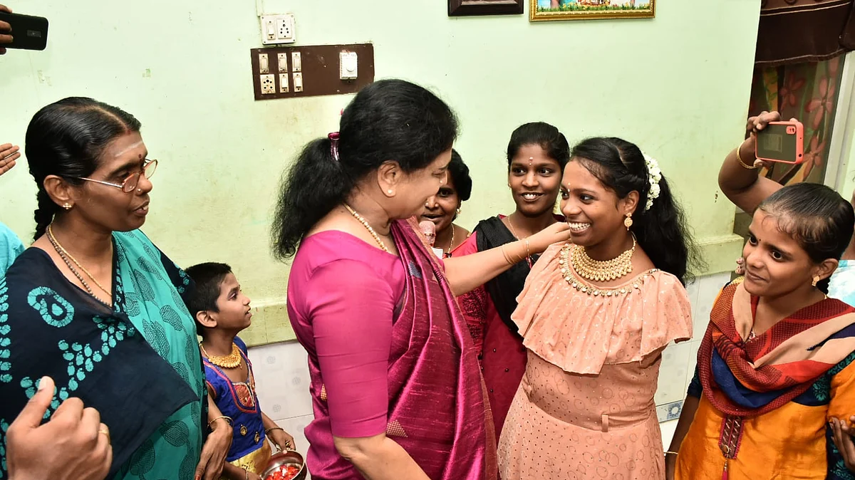 லட்சுமியைப் பாராட்டும் சசிகலா