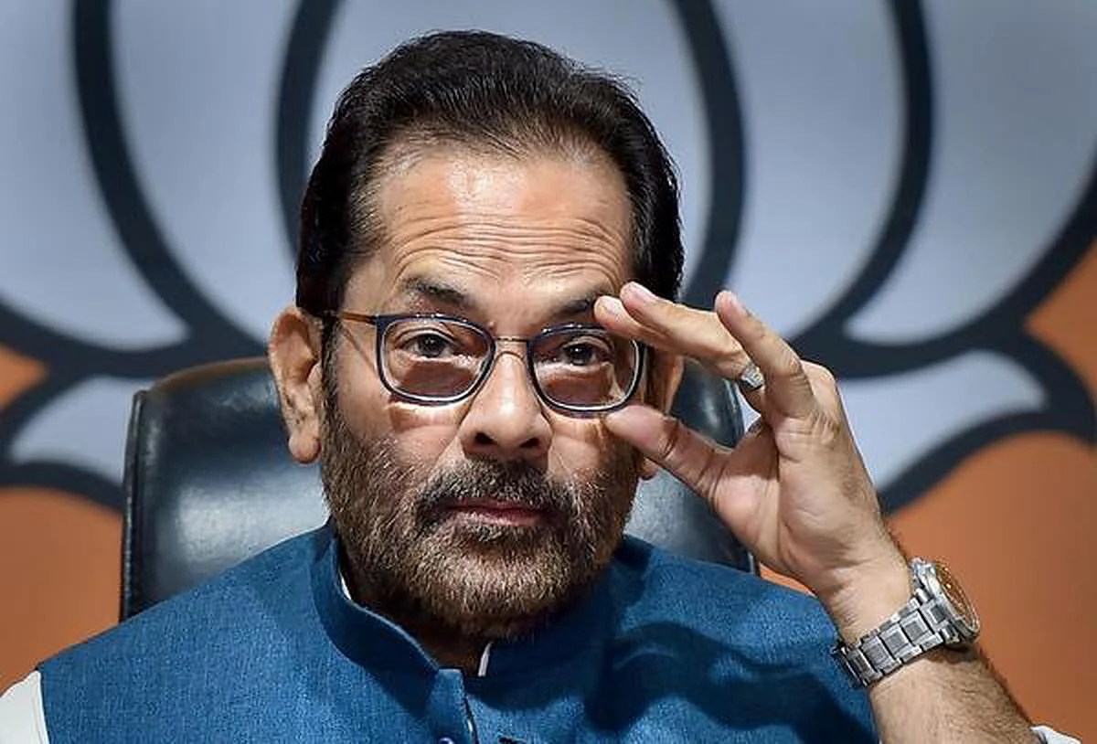 ஒரே நாளில் திடீரென பதவி விலகிய 2 மத்திய அமைச்சர்கள்: என்ன காரணம் தெரியுமா?