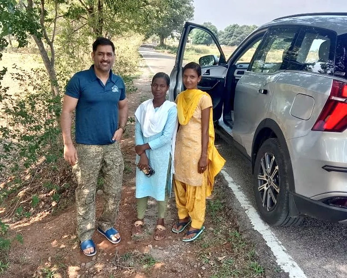 அடர்ந்த காடு... 70 கிமீ தூரம் பயணம்: 40 ரூபாய் கொடுத்து சிகிச்சை பெறும் தோனி!