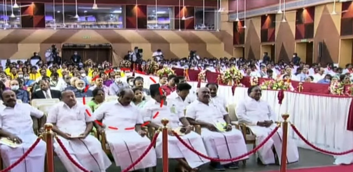 ஒரு பக்கம் பட்டமளிப்பு விழா; மறுபக்கம் தூங்கிய அமைச்சர்!- பிரதமர், முதல்வர் முன்னிலையில் நடந்த சம்பவம்