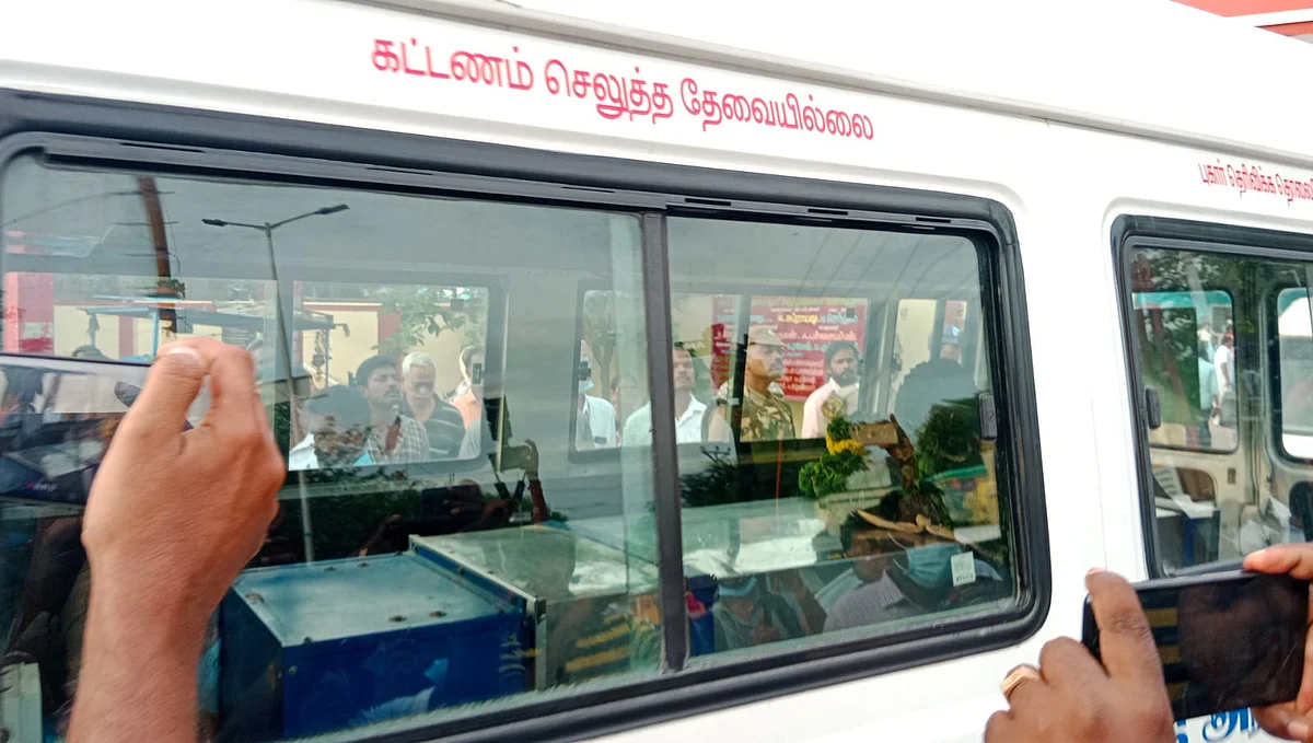 ஆம்புலன்ஸ் வாகனத்தில் எடுத்துச் செல்லப்படும் மாணவியின் உடல்