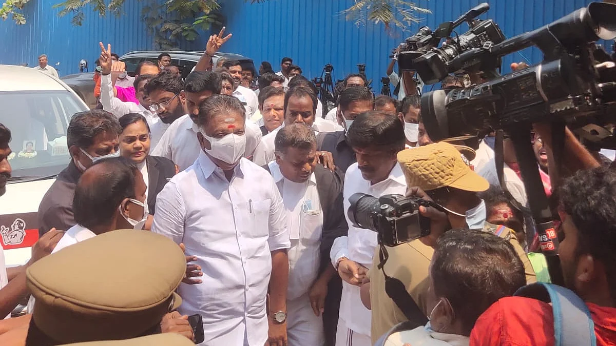 `ஆவணங்களை ஓபிஎஸ் கொள்ளையடித்து சென்றுவிட்டார்'- ஈபிஎஸ் ஆதரவாளர் காவல் நிலையத்தில் புகார்!
