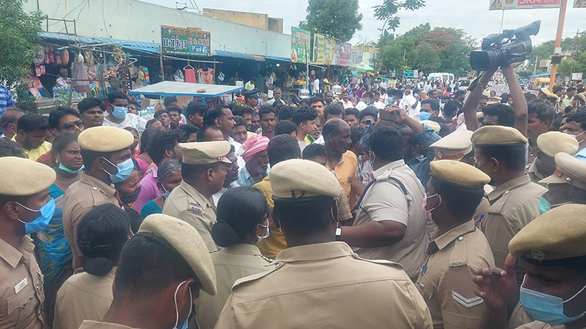 மாணவியின் உறவினர்கள் போராட்டம்