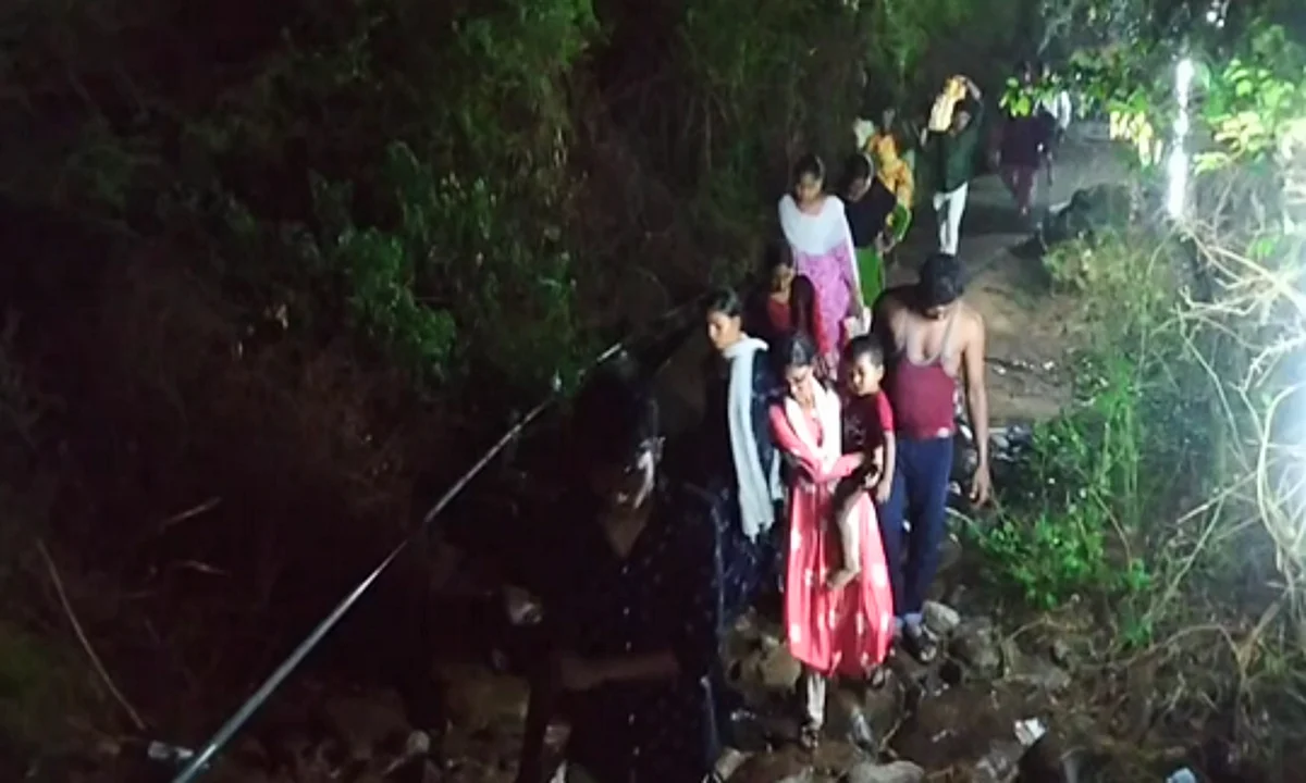 இரவில் கொட்டித் தீர்த்த மழை… சதுரகிரி மலைக் கோயிலில் சிக்கிய ஆயிரக்கணக்கான பக்தர்கள்: அலர்ட்டான மீட்புக் குழுவினர்!