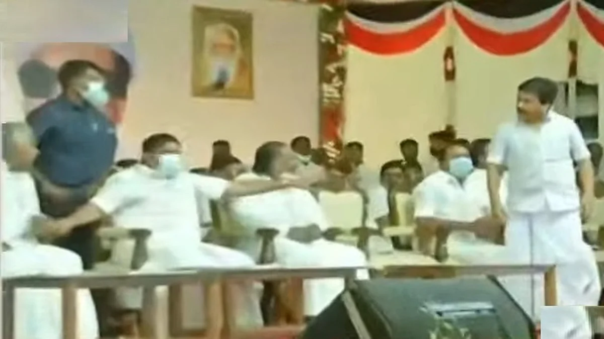பொதுக்குழு மேடையில் சி.வி.சண்முகம்- கே.பி.முனுசாமி திடீர் மோதல்: என்ன காரணம்?