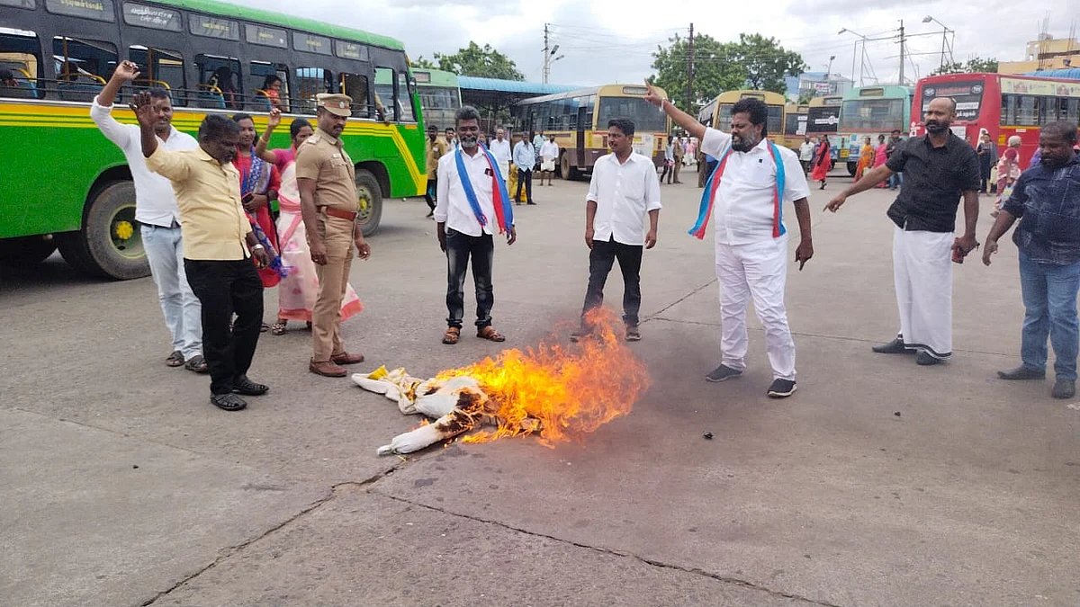 நாகர்கோவிலில் அர்ஜூன் சம்பத் உருவபொம்மையை எரித்த வி.சி.கவினர்