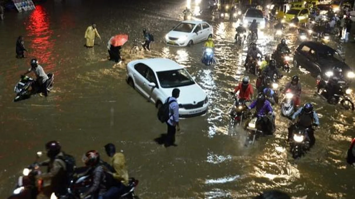மோசமான மழைநீர் கட்டமைப்பு; சாலைகளில் புரளும் வெள்ளம்: சில மணி நேர மழைக்கே முடங்கும் மதுரை!