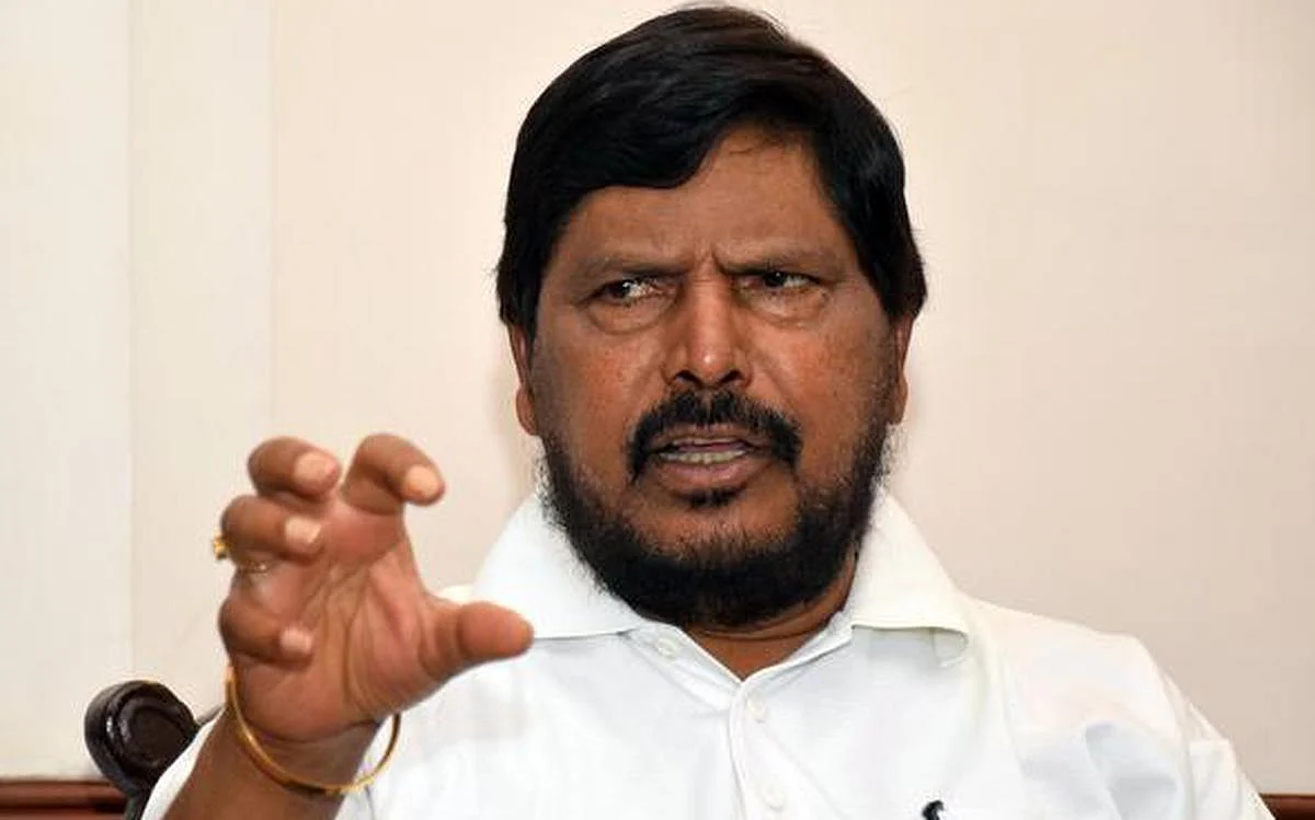 சிவசேனாவின் 'வில் அம்பு’ சின்னம் ஏக்நாத் ஷிண்டேவுக்கே கிடைக்கும்: அடித்துக்கூறும் மத்திய அமைச்சர்