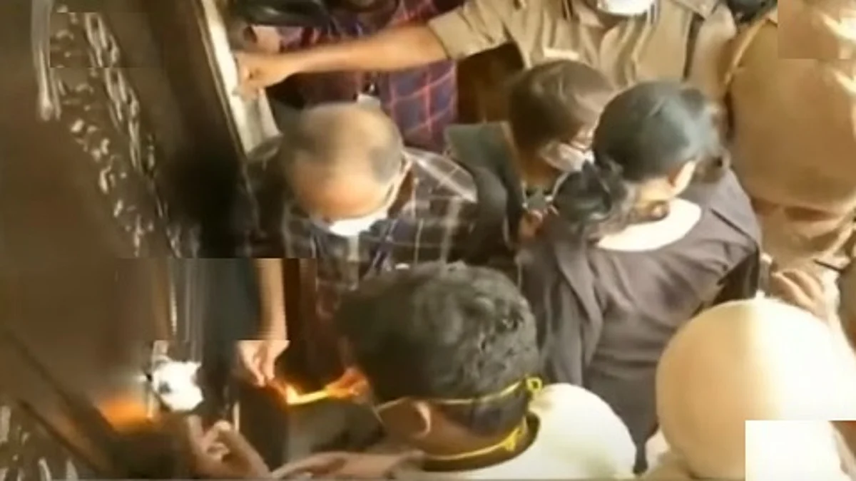 வெளியேறினார் ஓபிஎஸ்... அதிமுக தலைமை அலுவலகத்துக்கு சீல்: அரசு அதிகாரிகள் அதிரடி
