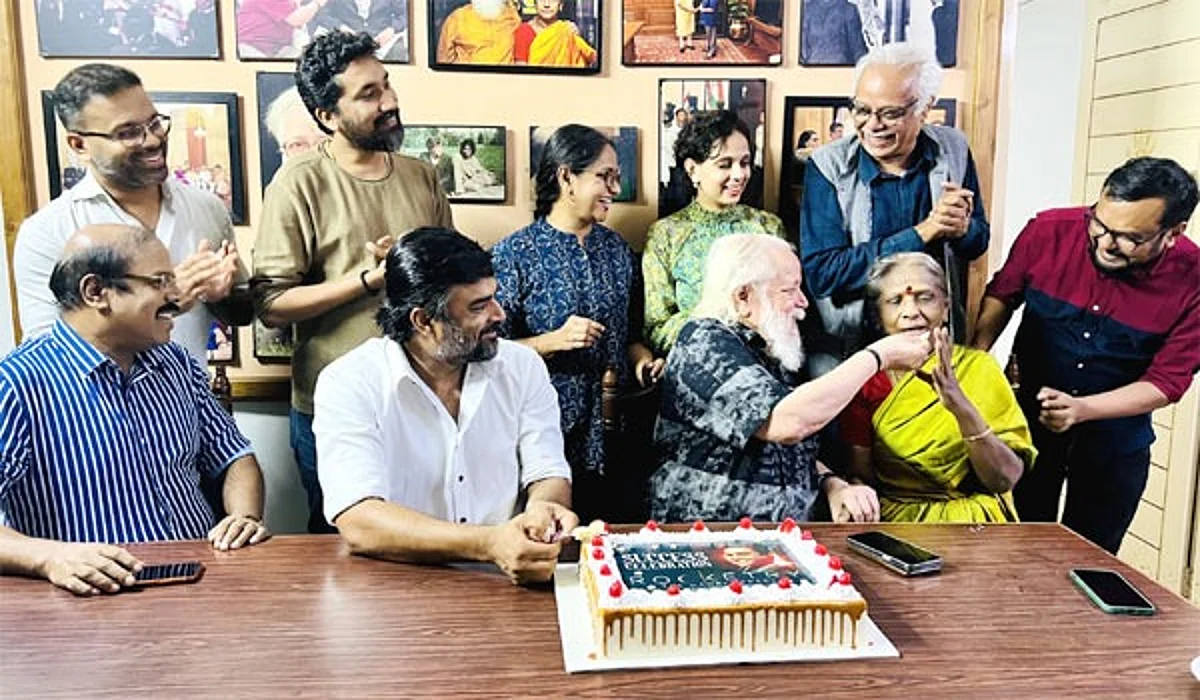 'ராக்கெட்ரி’ வெற்றியை நம்பி நாராயணனுடன் கேக் வெட்டி கொண்டாடிய நடிகர் மாதவன்!