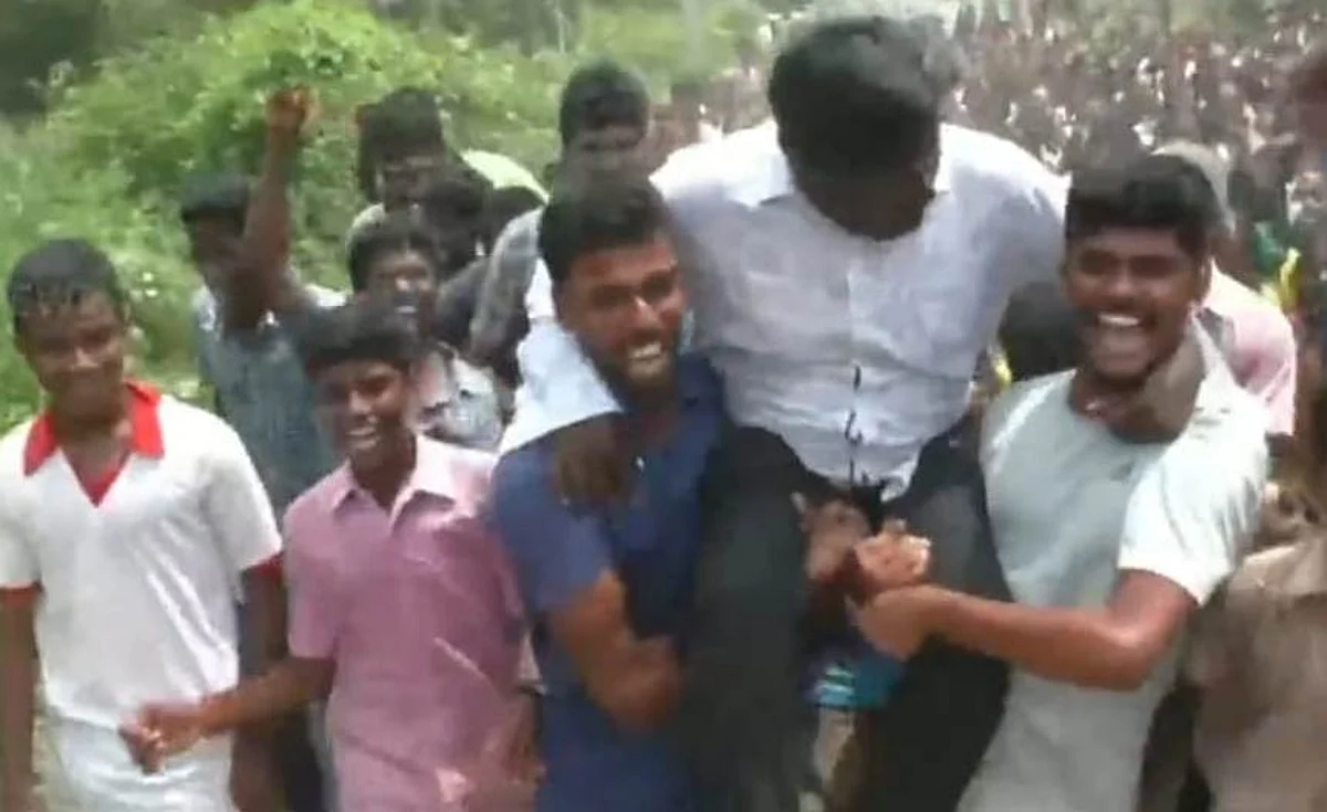 பணியிடை மாற்றம் செய்யப்பட்ட ஆசிரியர்; போராட்டத்தில் குதித்த மாணவர்கள்: ஒரே நாளில் ஆர்டரை மாற்றிய அதிகாரி