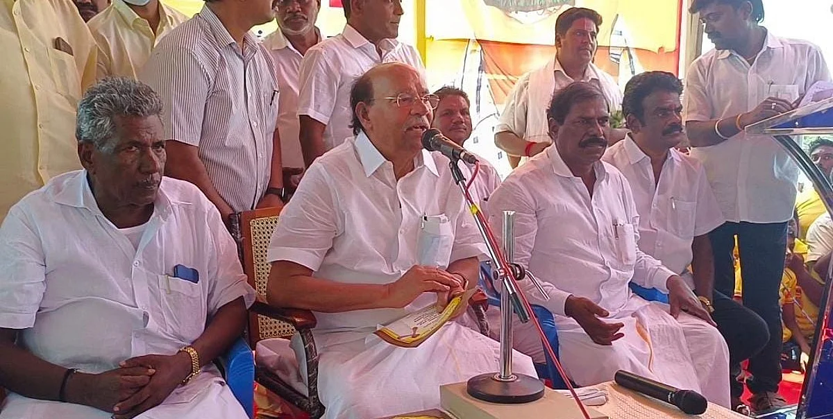 சொந்த கிராமத்தில் கவிதை வாசித்து கண்கலங்கிய ராமதாஸ்!