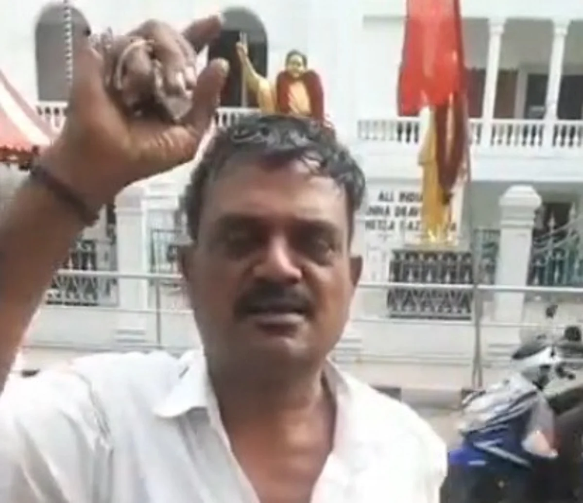 `சசிகலா அம்மா பூட்டும், சாவியும் கொடுத்து அனுப்பினாங்க'- அதிமுக அலுவலகத்திற்கு சீல் வைக்க வந்த தொண்டரால் பரபரப்பு!