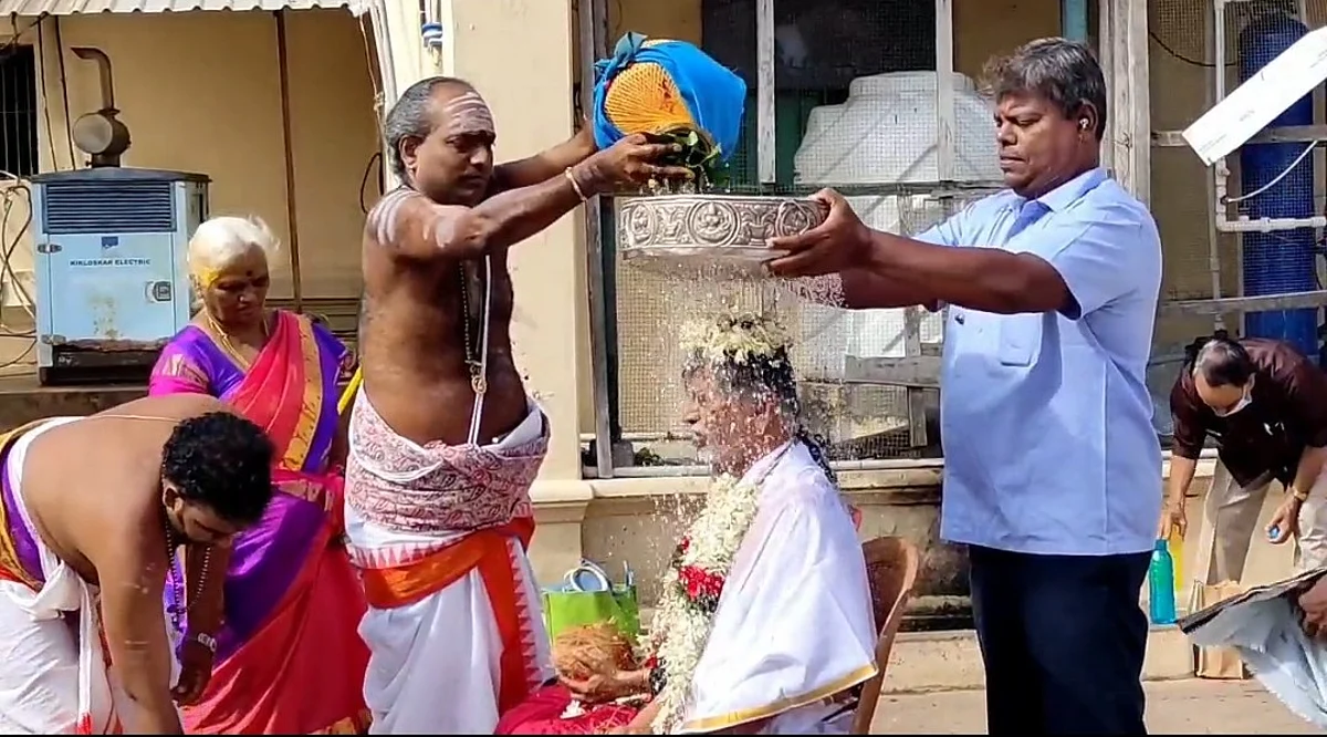 ஆயுள் விருத்திக்காக சிறப்பு ஹோமம் ... விஜய் பெயரில் பூஜை: திருக்கடையூரில் எஸ்.ஏ.சந்திரசேகர் வழிபாடு!