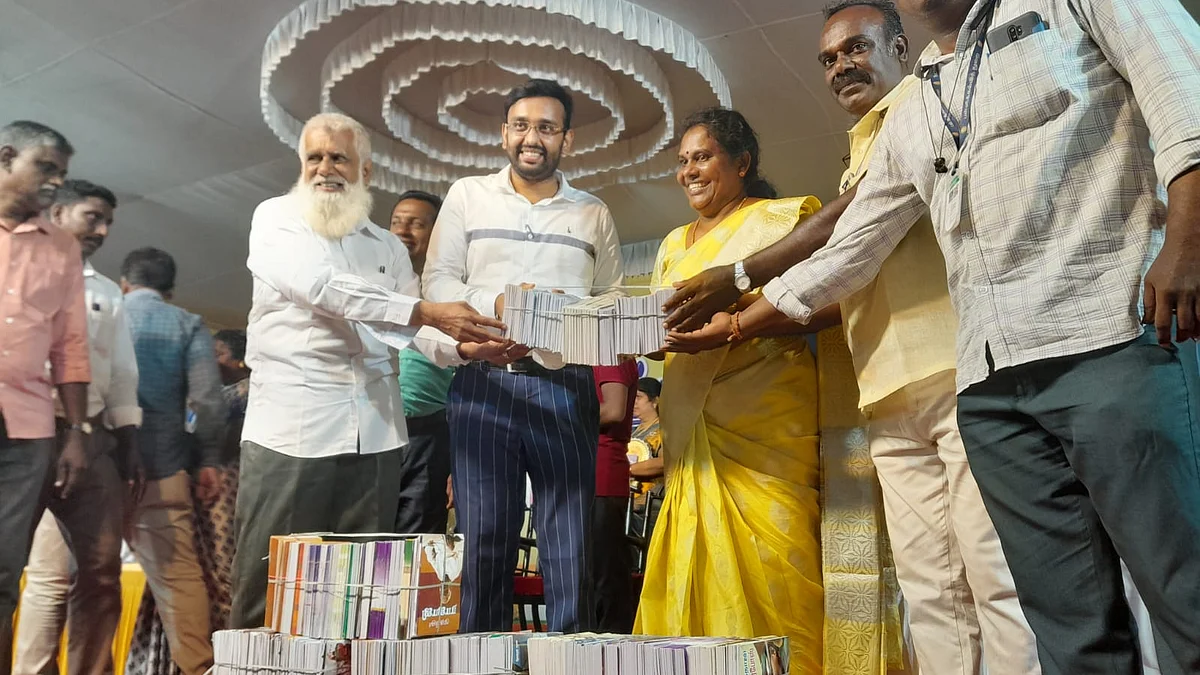 மாவட்ட ஆட்சியரிடம் புத்தகங்களை வழங்கும் ஆசிரியை வசந்தா