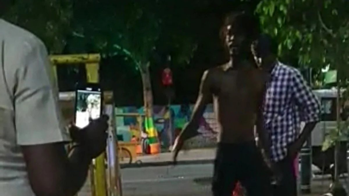 'டீ கடைக்காரன் தலையை வெட்டி ஸ்டேஷன்ல கொண்டு வந்து வைப்பேன்'… கஞ்சா போதையில் போலீஸாரை மிரட்டிய வாலிபர்: வீடியோ வைரலானதால் பரபரப்பு