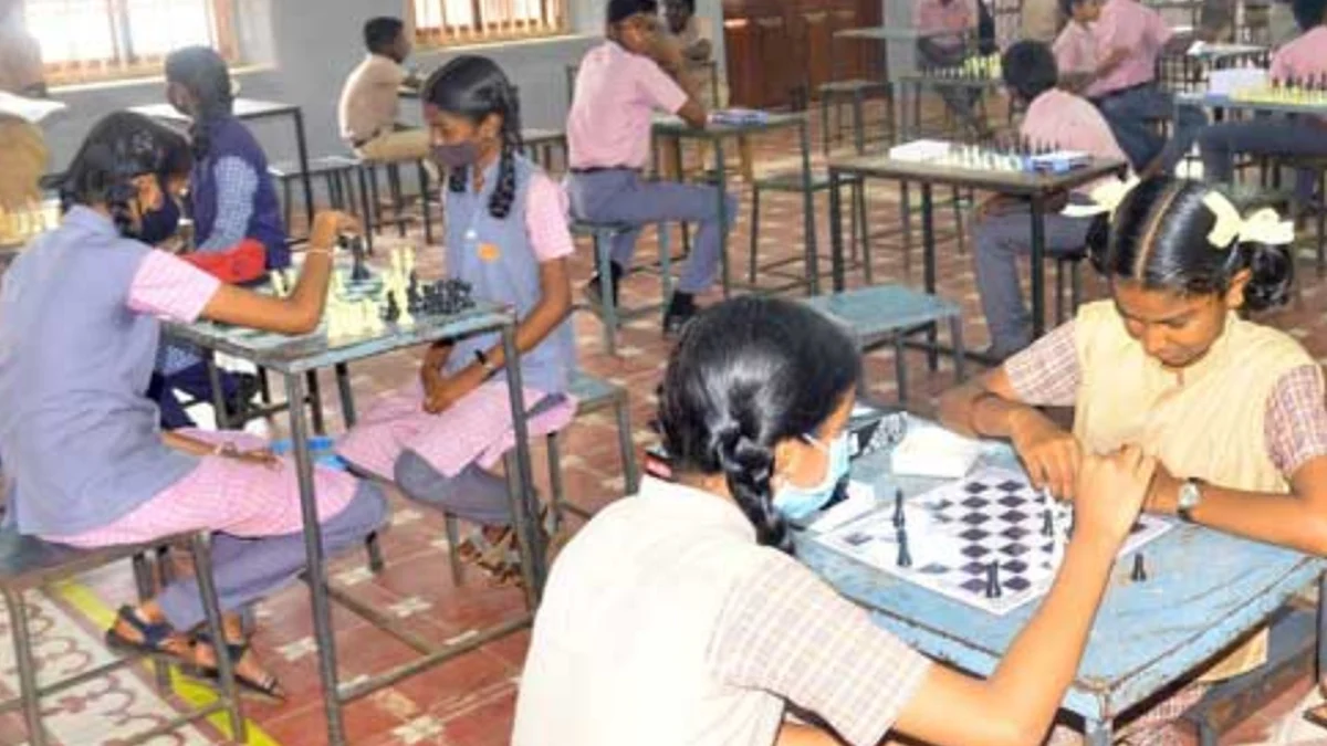 செஸ் போட்டியில் சாதித்த தமிழக அரசு பள்ளி மாணவர்கள்: பெங்களூருக்கு விமானத்தில் பறக்க வைத்து ஊக்கமூட்டிய அரசு