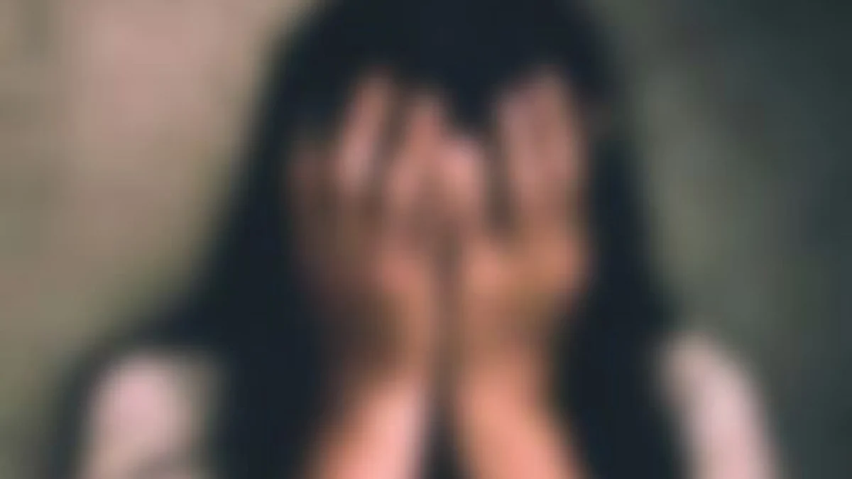 சிறுமியை கடத்தி வந்த கணவன்... வீட்டில் வைத்து பாலியல் வன்கொடுமை: வீடியோ எடுத்து மனைவி மிரட்டிய கொடூரம்