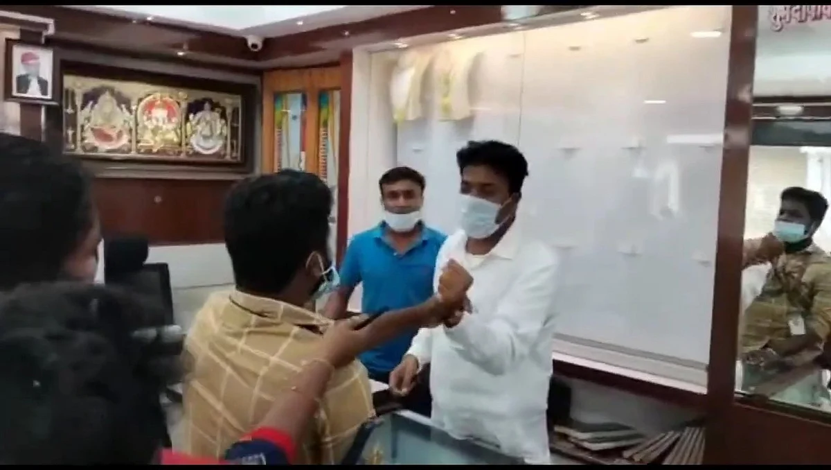 கரோனா விதிமுறை மீறல்… அபராதம் விதித்த மாநகராட்சி அதிகாரியைத் தாக்கிய நகைக்கடை உரிமையாளர்: வைரல் வீடியோவால் பரபரப்பு