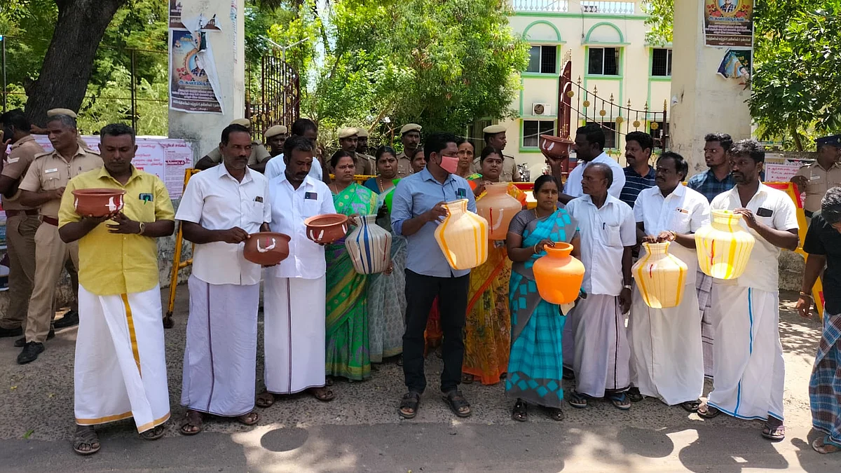 காலிக் குடங்களுடன் போராட்டத்தில் ஈடுபட்ட ஊராட்சி மன்ற தலைவர்கள், உறுப்பினர்கள்