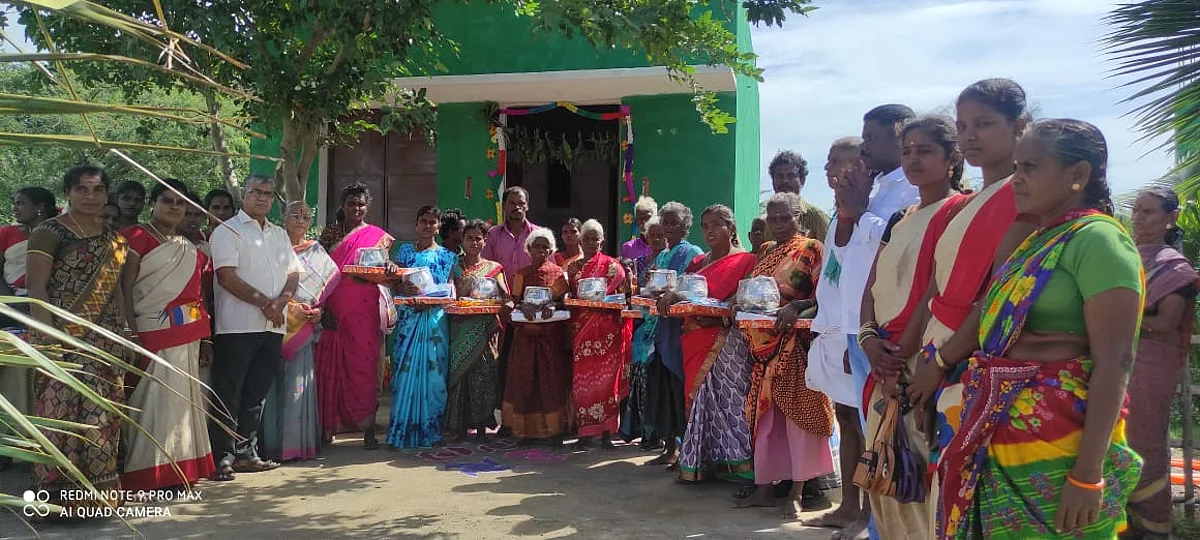 வீடு பெற்ற பயனாளிகள்