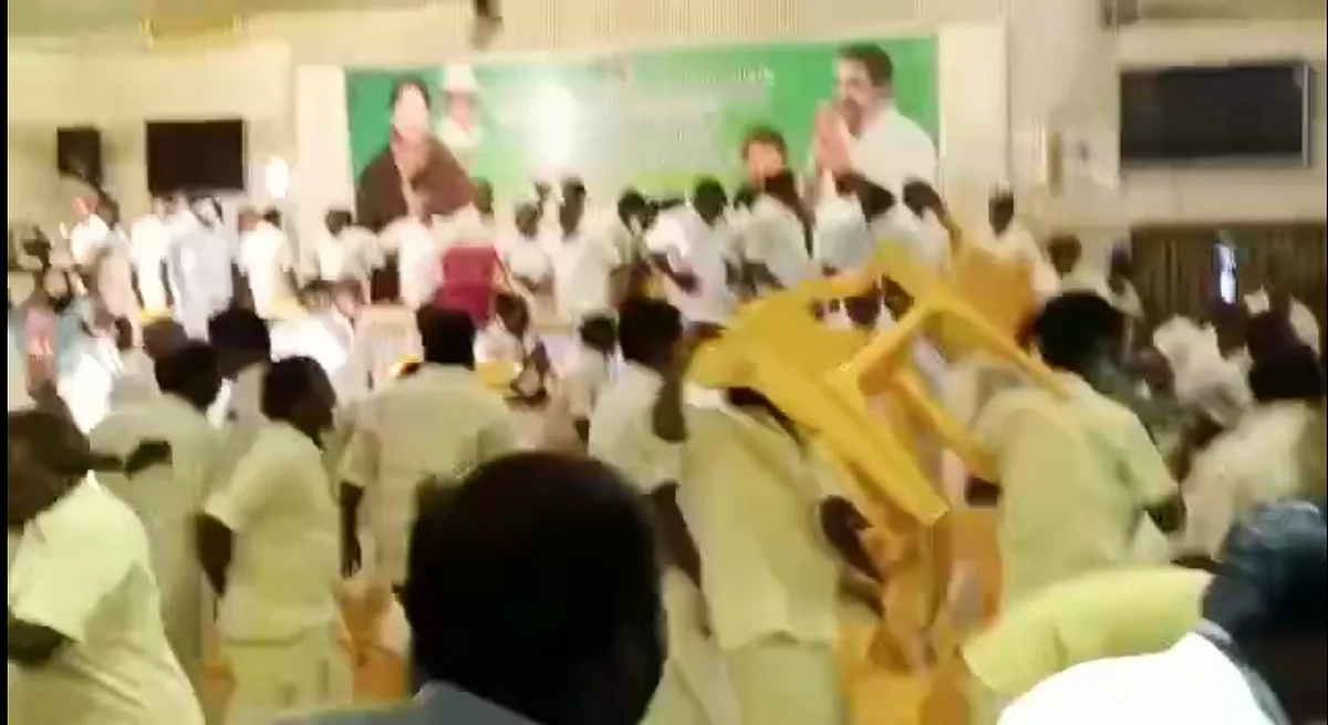 ஓபிஎஸ்- ஈபிஎஸ் ஆதரவாளர்கள் மோதல்... இரண்டு பேரின் மண்டை உடைப்பு: ஒற்றைத் தலைமையால் களேபரமான கூட்டம்!