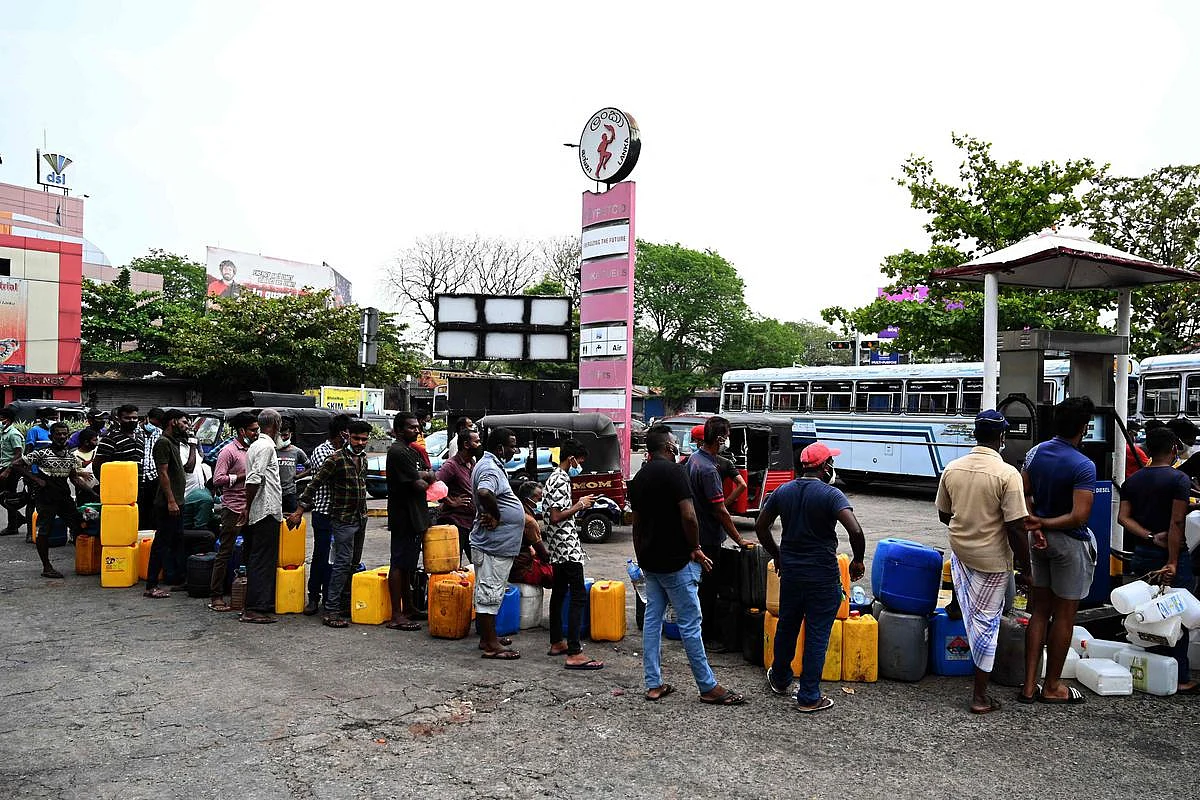 ‘பள்ளிகளை மூட உத்தரவிட்டது இலங்கை அரசு’: கடும் எரிபொருள் தட்டுப்பாட்டினால் நடவடிக்கை!