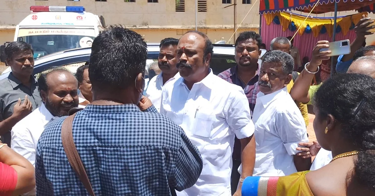 செய்தியாளரை மிரட்டும் அமைச்சர்