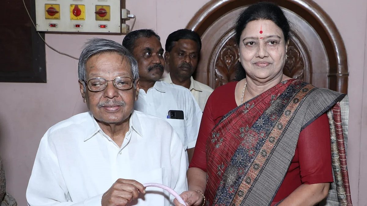 பண்ருட்டி ராமச்சந்திரனுடன் திடீர் சந்திப்பு; பரபரப்பு பேட்டி - சசிகலாவின் அதிரடி மூவ்!