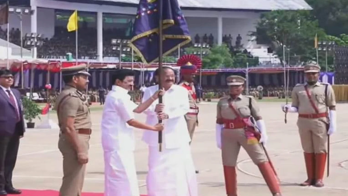 காவல்துறைக்கான ஜனாதிபதியின் சிறப்பு கொடி: வெங்கையா நாயுடுவிடமிருந்து பெற்றுக்கொண்டார் முதல்வர் ஸ்டாலின்!