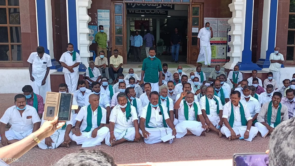 திருவாரூர் மாவட்ட ஆட்சியர் அலுவலகத்தில் காத்திருக்கும் விவசாயிகள்