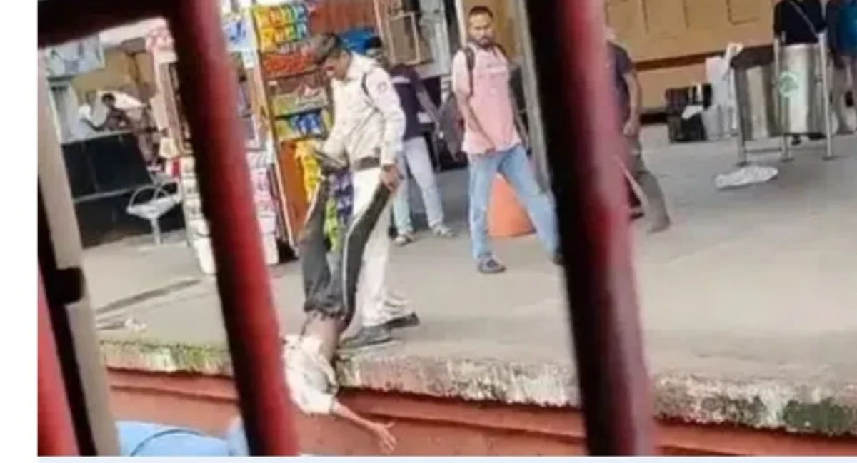 தண்டவாளத்தில் அடித்து தலைகீழாக தொங்க விடப்பட்ட முதியவர்: பயணியால் சிக்கிய போலீஸ்காரர்!
