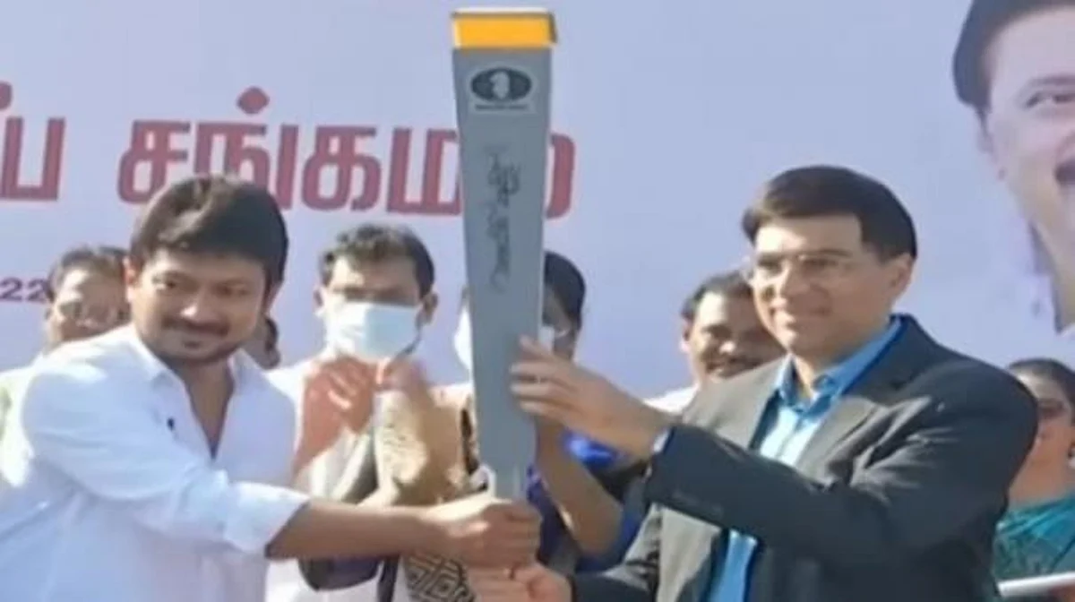 மாமல்லபுரத்தில் நாளை தொடங்குகிறது செஸ் ஒலிம்பியாட்: ஜோதியை எடுத்துச் சென்றார் விஸ்வநாதன் ஆனந்த்