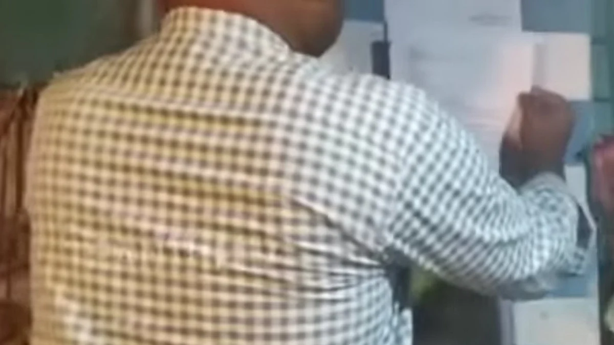 வீட்டில் நோட்டீஸ் ஒட்டப்படுகிறது