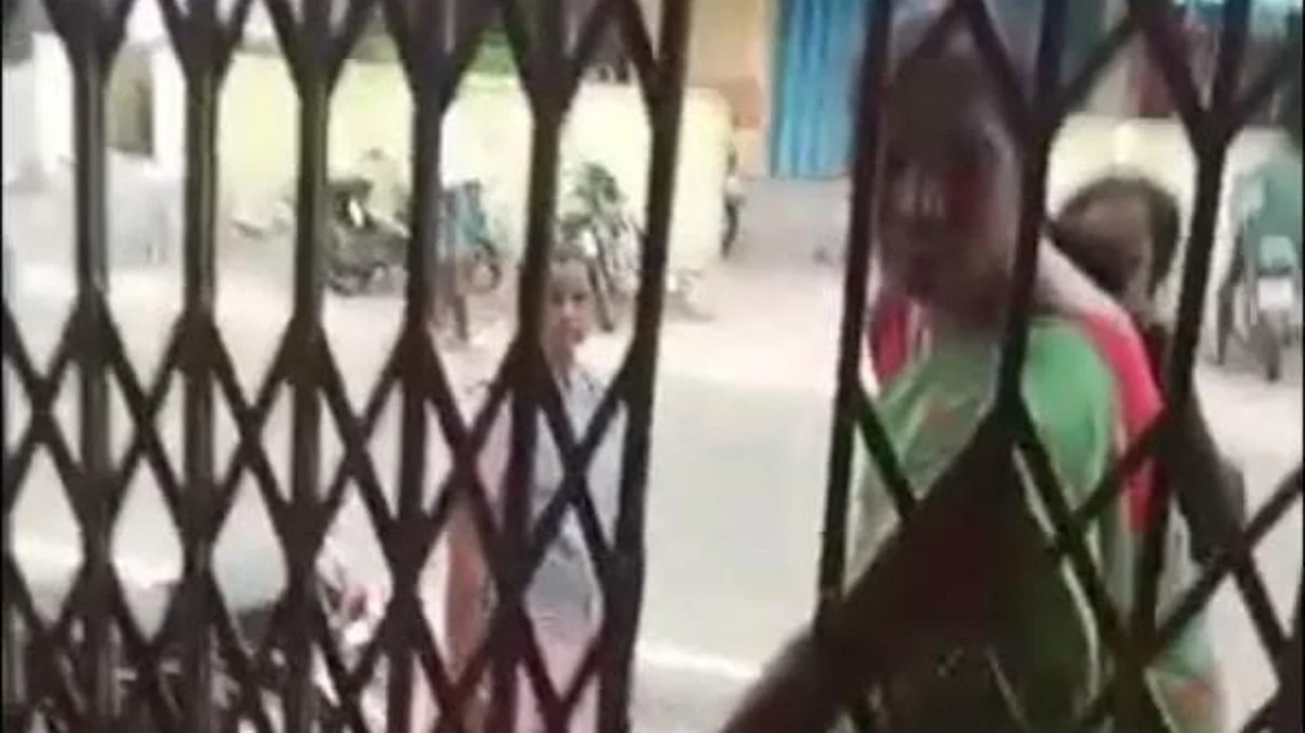 அலுவலக கதவை திறக்கும் தலைமை ஆசிரியை