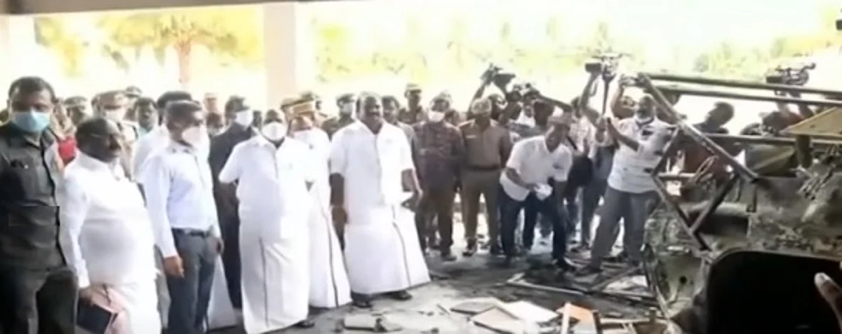 `பள்ளியை திறக்க வேண்டும்'- வன்முறை குறித்து ஆய்வு செய்ய வந்த அமைச்சர்களிடம் பெற்றோர்கள் வலியுறுத்தல்