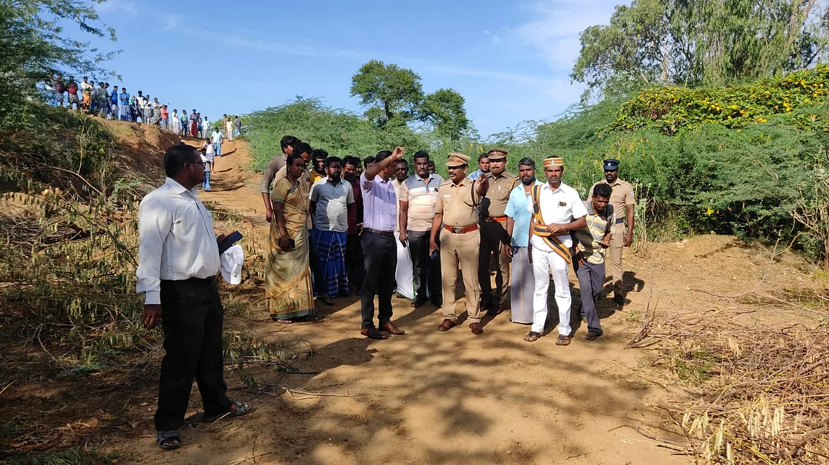 கொள்ளிடத்தில் கரைபுரண்டு ஓடும் வெள்ளம்: மீன்பிடிக்கச் சென்ற மூன்று பேர் மாயம்