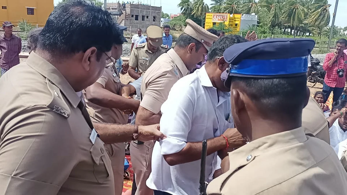 குண்டுக்கட்டாக கைது செய்த காவல்துறையினர்