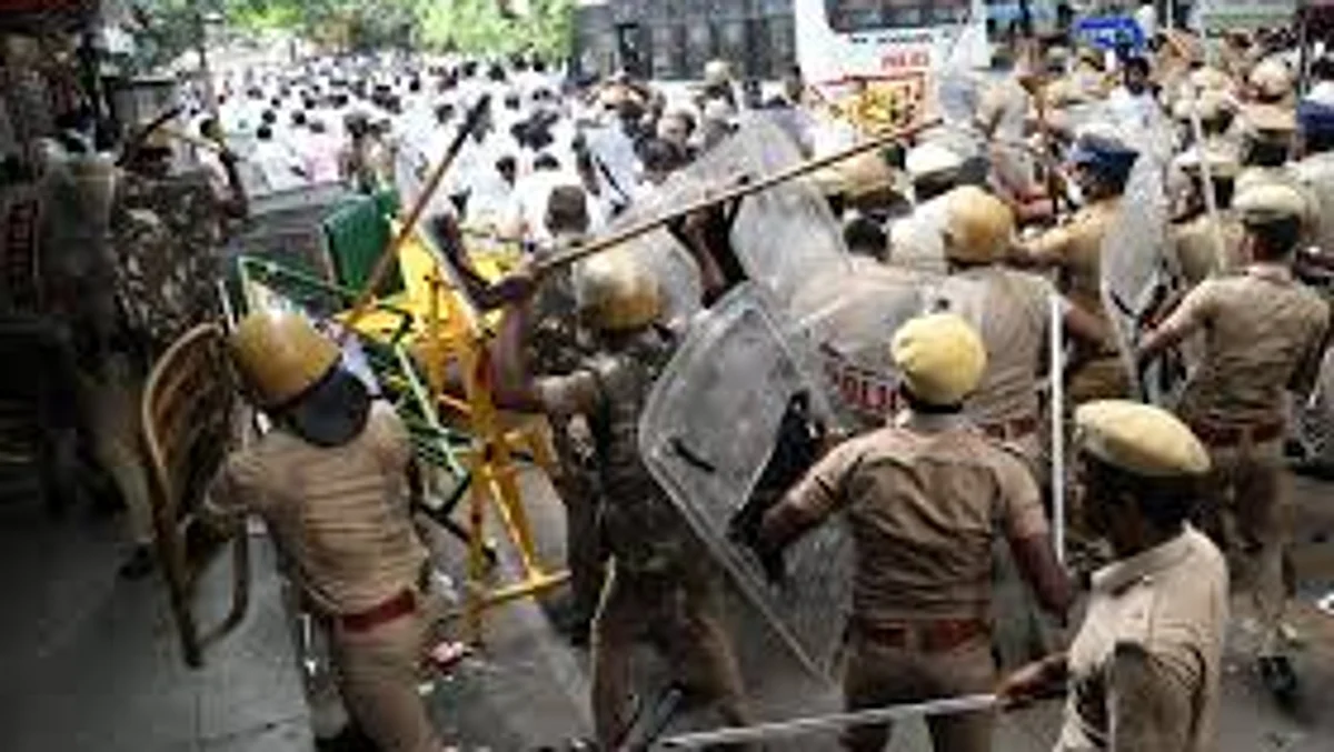 அதிமுக தலைமை அலுவலகம் முன் கலவரம்: சிசிடிவி காட்சிகளை வைத்து குற்றவாளிகளைத் தூக்க காவல்துறை ஸ்கெட்ச்!