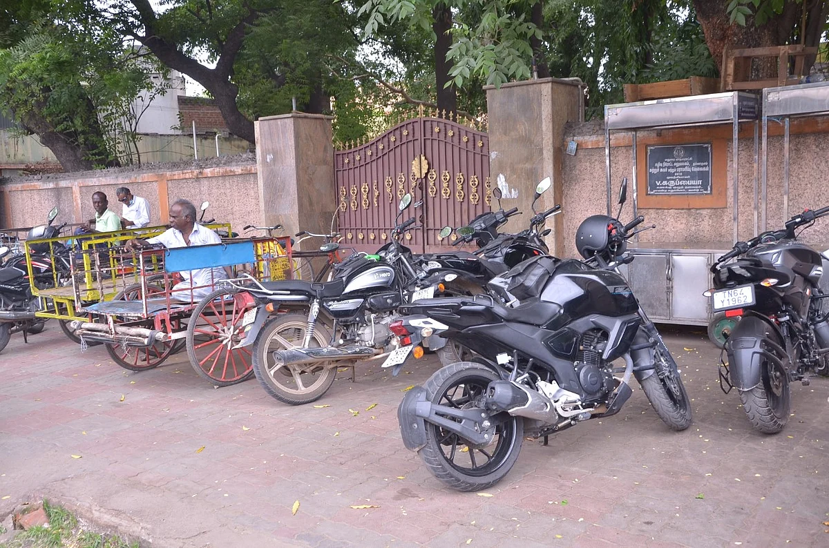 3 ஆண்டாக பாழடைந்து கிடக்கும் அதிமுக முன்னாள் எம்.பி அலுவலகம்: கண்டு கொள்ளாத மதுரை மாநகராட்சி