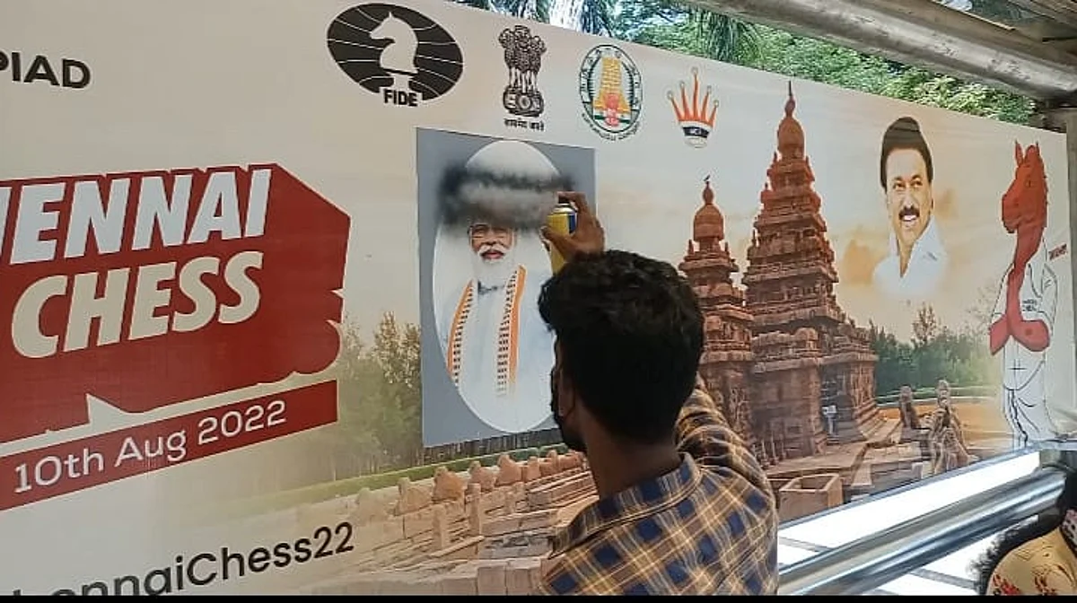 கருப்பு மையால் பிரதமர் படம் அழிப்பு... பாஜகவுக்கு பதிலடி: பரபரக்கும் அரசின் செஸ் ஒலிம்பியாட் விளம்பரம்