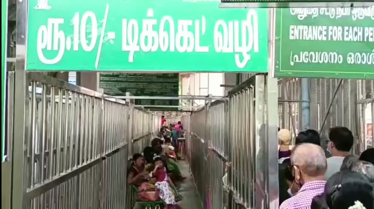 நீண்ட வரிசையில் காத்திருக்கும் பக்தர்கள்