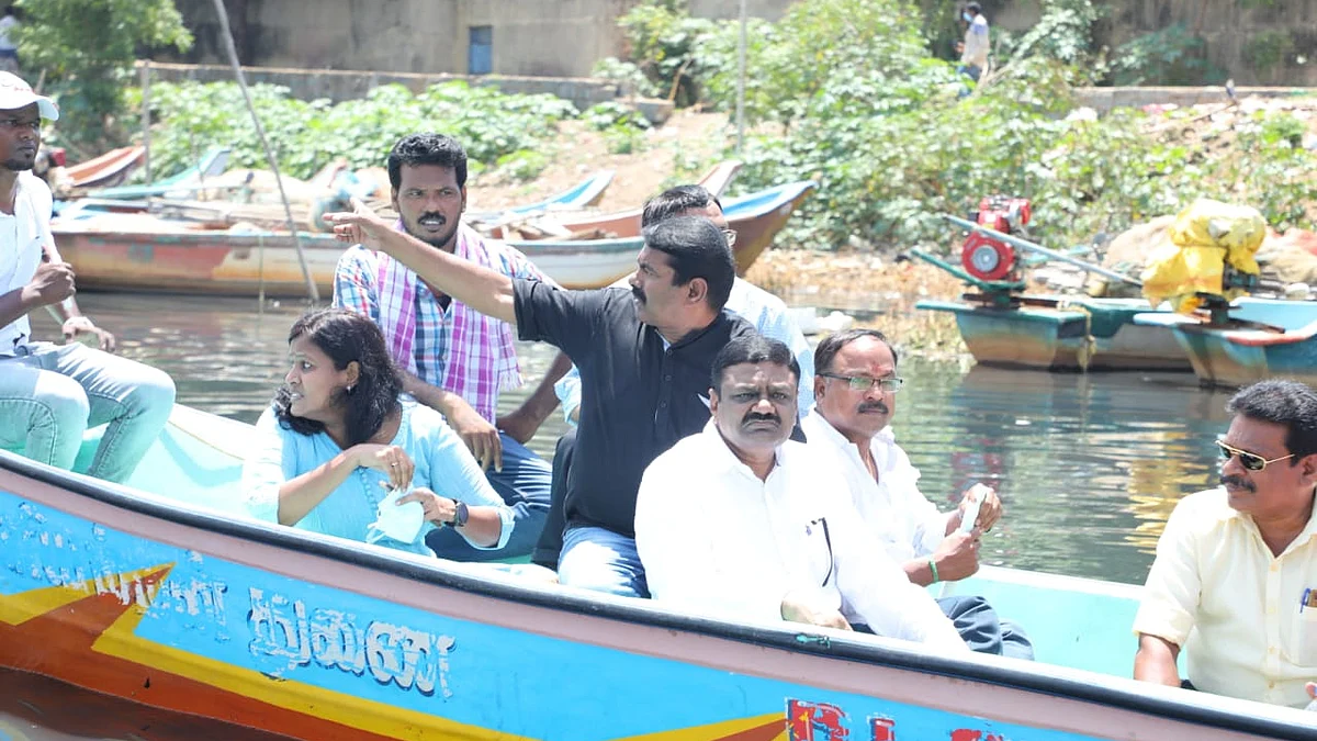 `மீன் உற்பத்தி நடைபெறாது; காற்றும் மாசடைந்து விட்டது'- கொற்றலை ஆற்றில் படகில் சென்று சீமான் ஆய்வு!