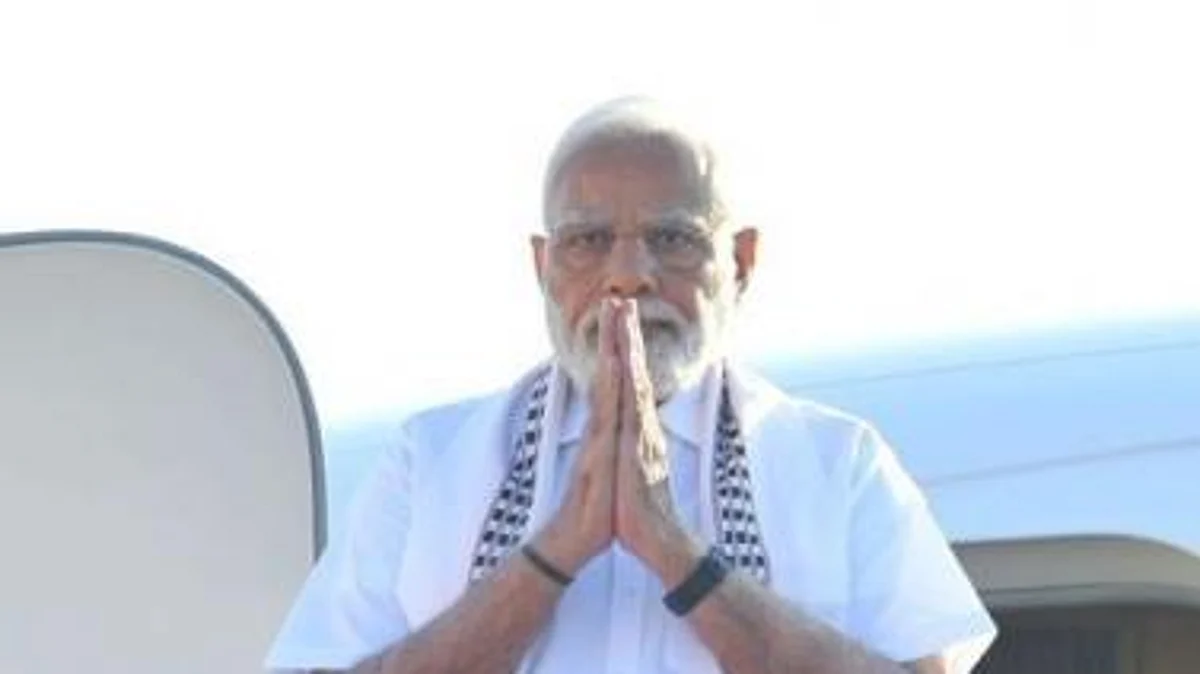 சதுரங்க கரை வேட்டி, சட்டையில் சென்னை வந்த மோடி: திமுக அமைச்சர்கள், ஈபிஎஸ், பாஜகவினர் உற்சாக வரவேற்பு!