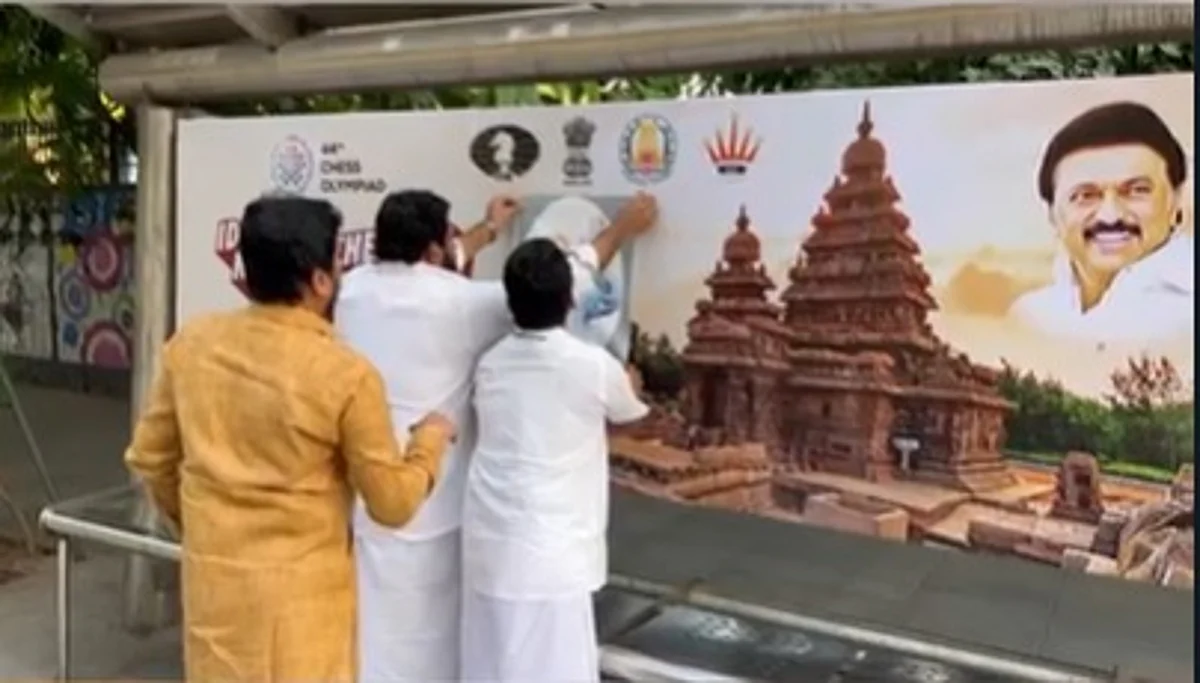 தமிழக அரசின் செஸ் ஒலிம்பியாட் விளம்பரத்தில் பிரதமரின் ஸ்டிக்கர் படம்: வலுக்கட்டாயமாக ஒட்டும் பாஜகவினர்!