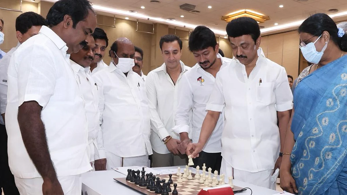 அமைச்சருடன் செஸ் விளையாடிய முதல்வர் ஸ்டாலின்: பார்த்து ரசித்த உதயநிதி